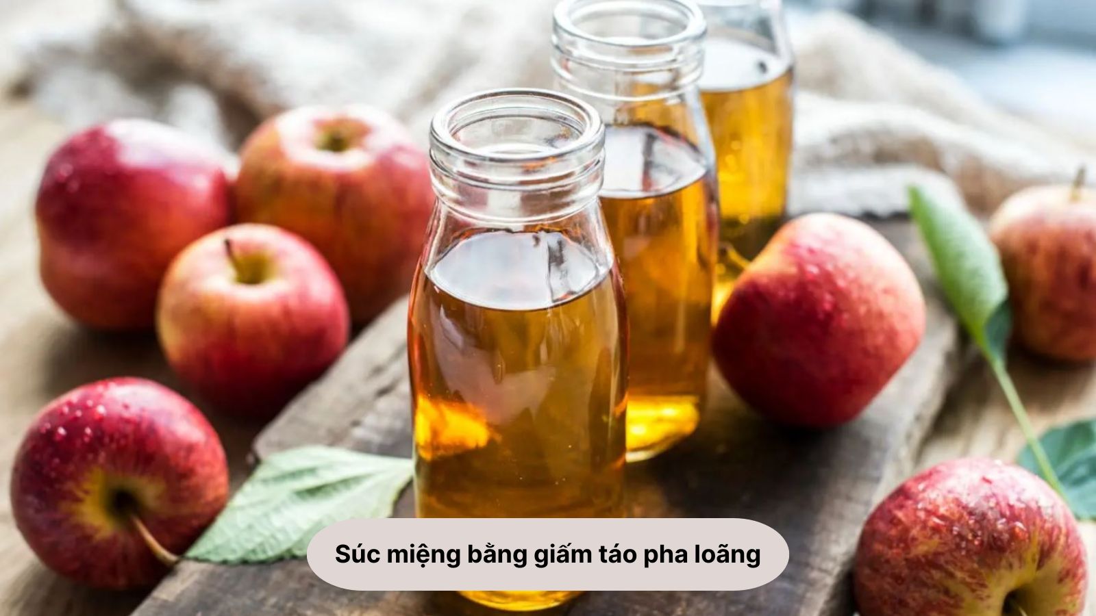 Súc miệng bằng giấm táo pha loãng giúp giảm đau họng
