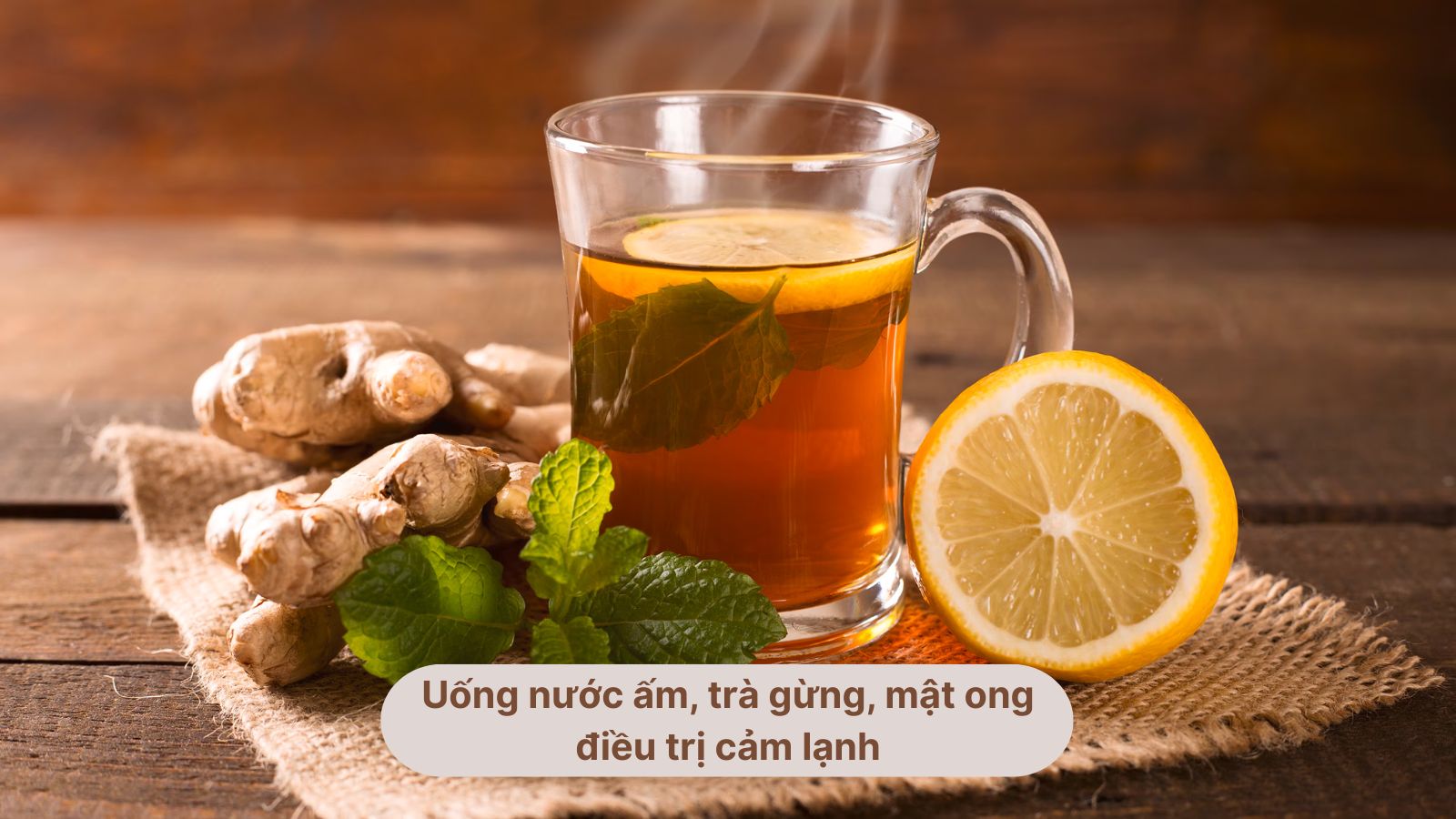 Uống nước ấm, trà gừng, mật ong để điều trị cảm lạnh