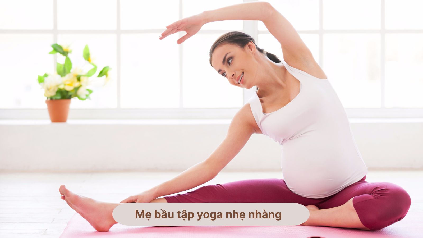 Mẹ bầu tập yoga nhẹ nhàng giúp thư giãn, tăng cường sức khỏe