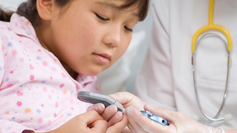 Bệnh tiểu đường có yếu tố di truyền từ cha mẹ sang con.