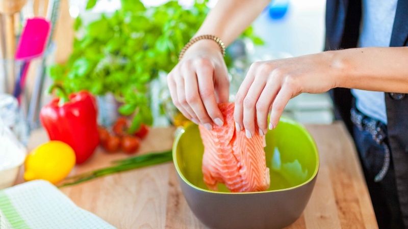 Cá hồi là thực phẩm giàu đạm và chất béo dành cho mẹ bầu mắc tiểu đường thai kỳ.