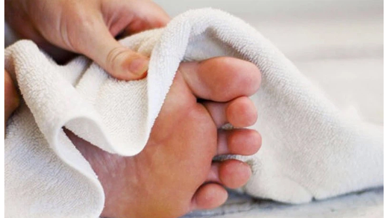Rửa chân và lau khô ráo để xử lý khi có biến chứng tiểu đường ở chân