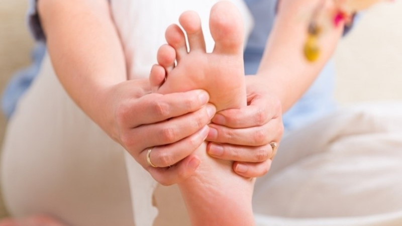 Dành thời gian massage bàn chân giúp máu lưu thông hơn