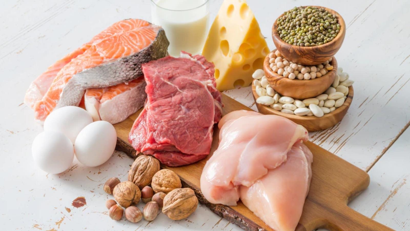 Các loại thịt, cá và hạt là cung cấp nguồn protein dồi dào