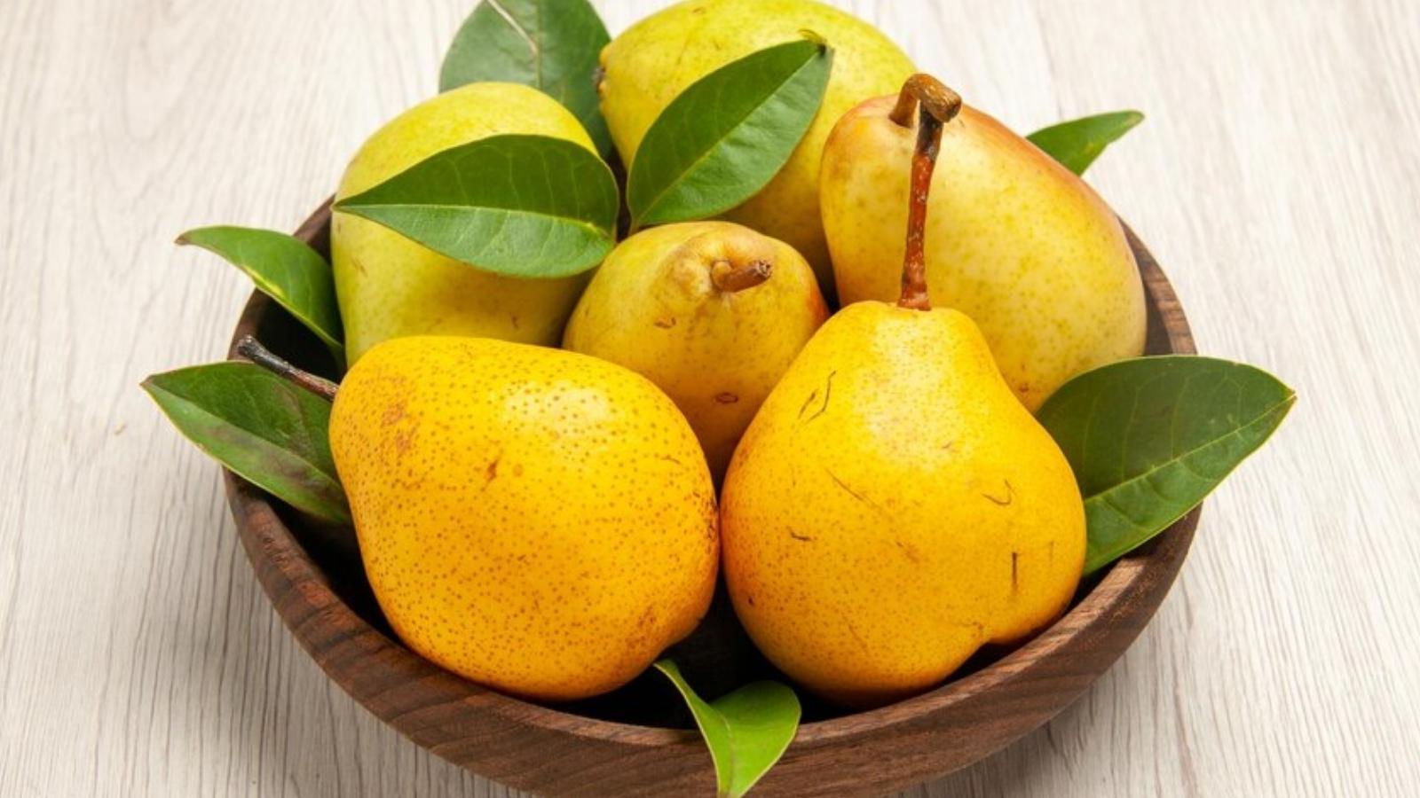 Lê là loại quả ít đường nhưng chứa nhiều vitamin tốt cho mẹ sau sinh