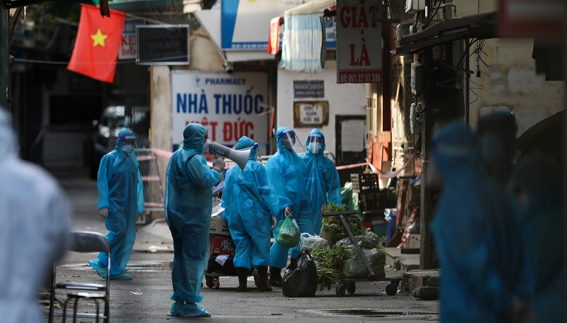 Nhân viên y tế phường tới từng nhà gọi người dân ra xét nghiệm