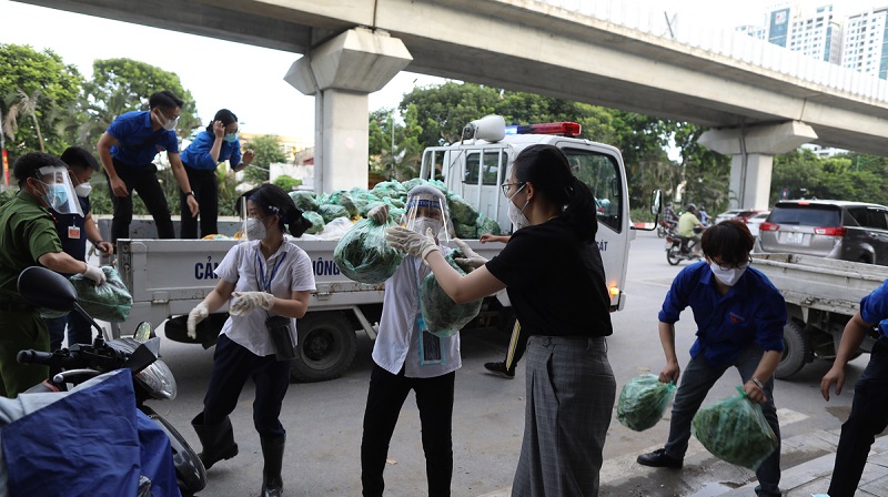 Các tình nguyện viên tham gia phân phát lương thực cho người dân