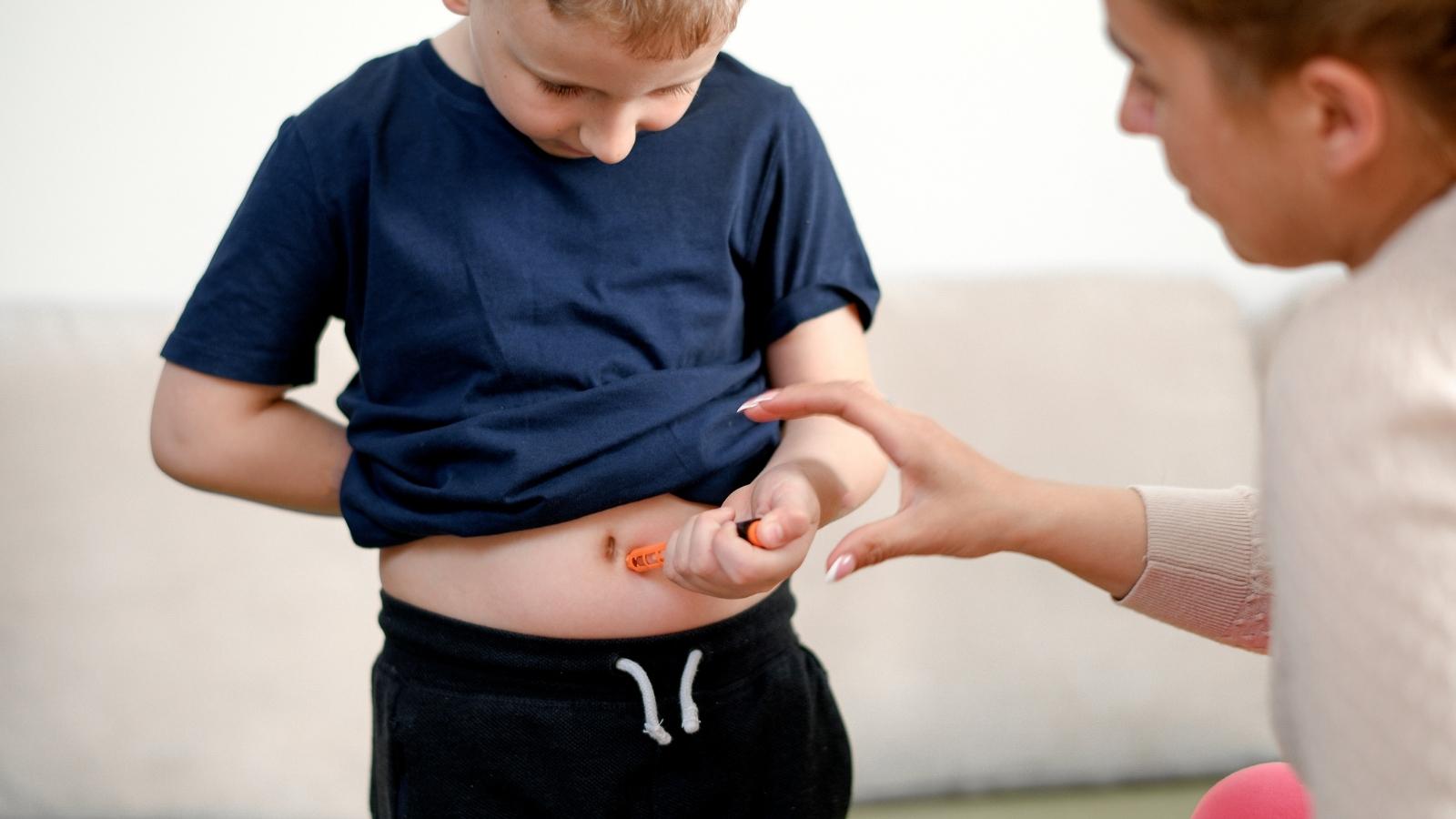 Tiêm insulin cho trẻ mắc tiểu đường