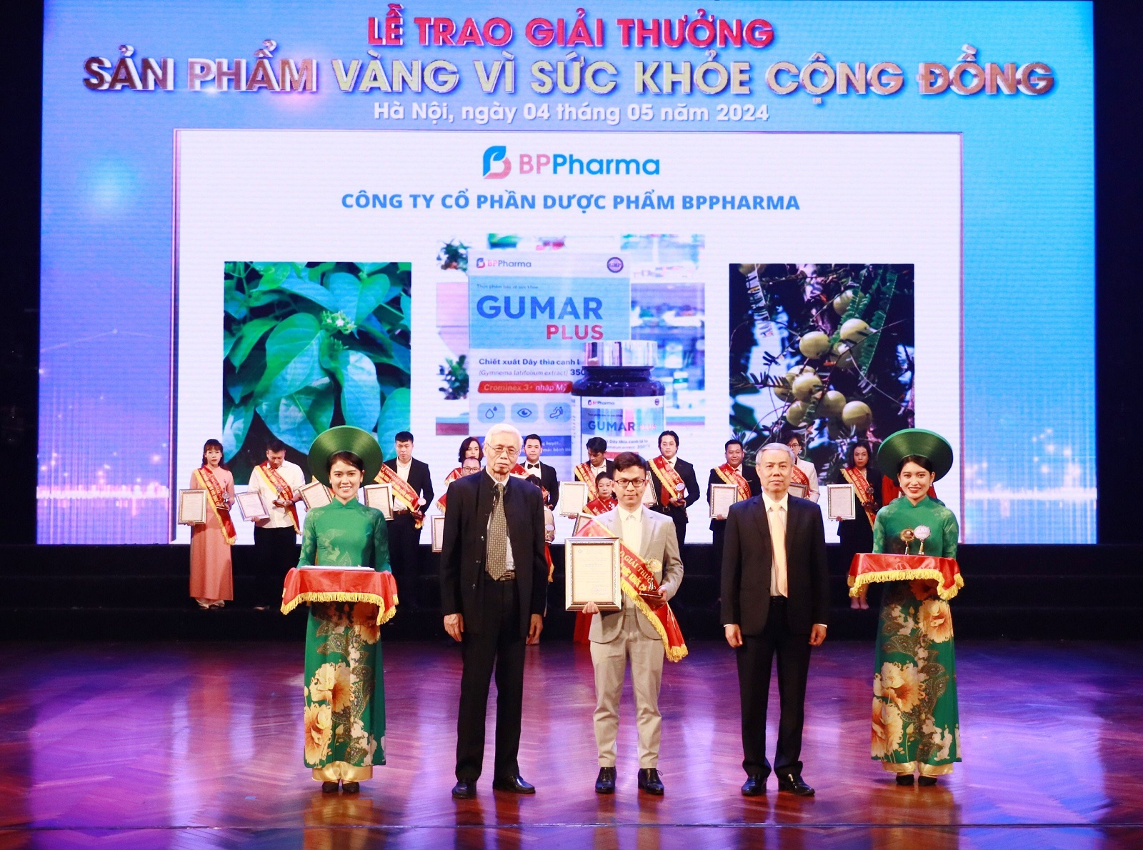 Đại diện BPPharma nhận giải thưởng dành cho Gumar Plus