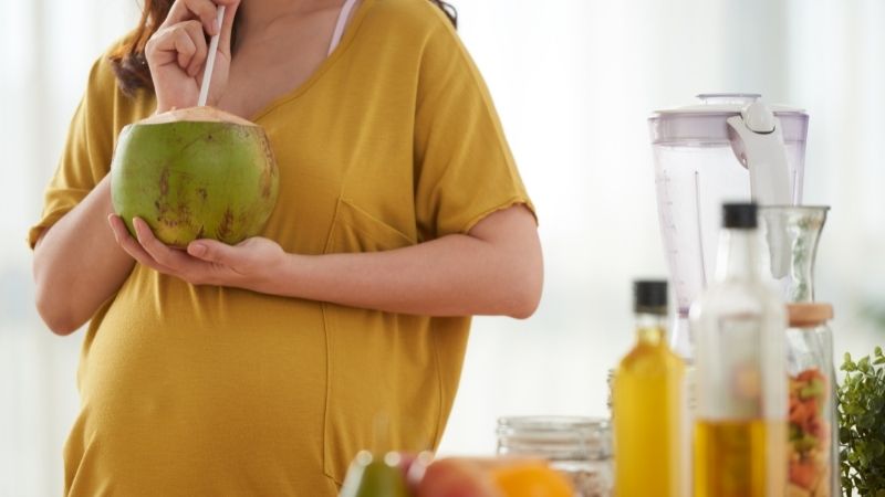 Nước dừa là thức uống rất tốt cho mẹ bầu.