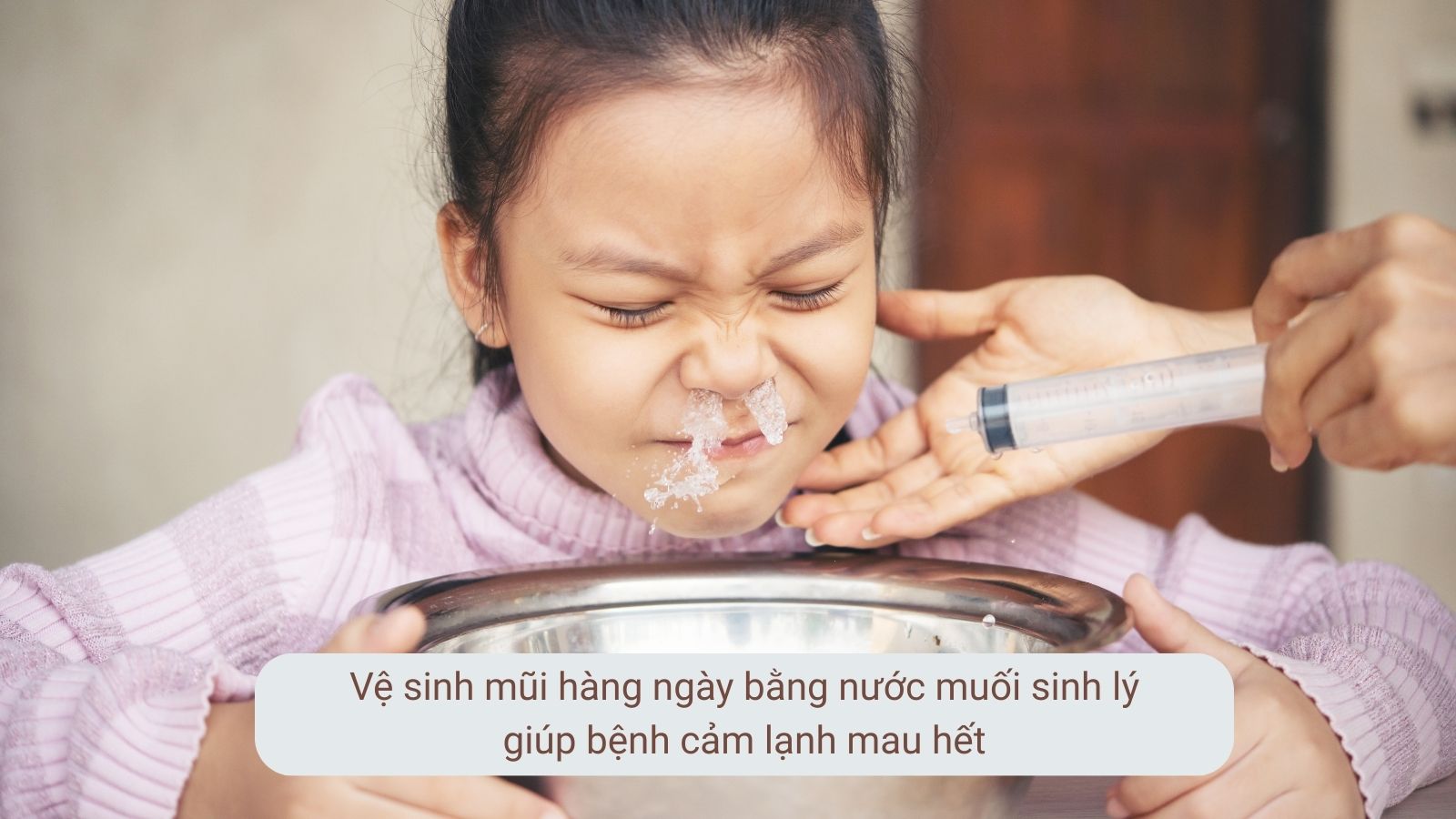 Vệ sinh mũi bằng nước muối sinh lý là cách trị cảm lạnh tại nhà áp dụng được cho mọi đối tượng