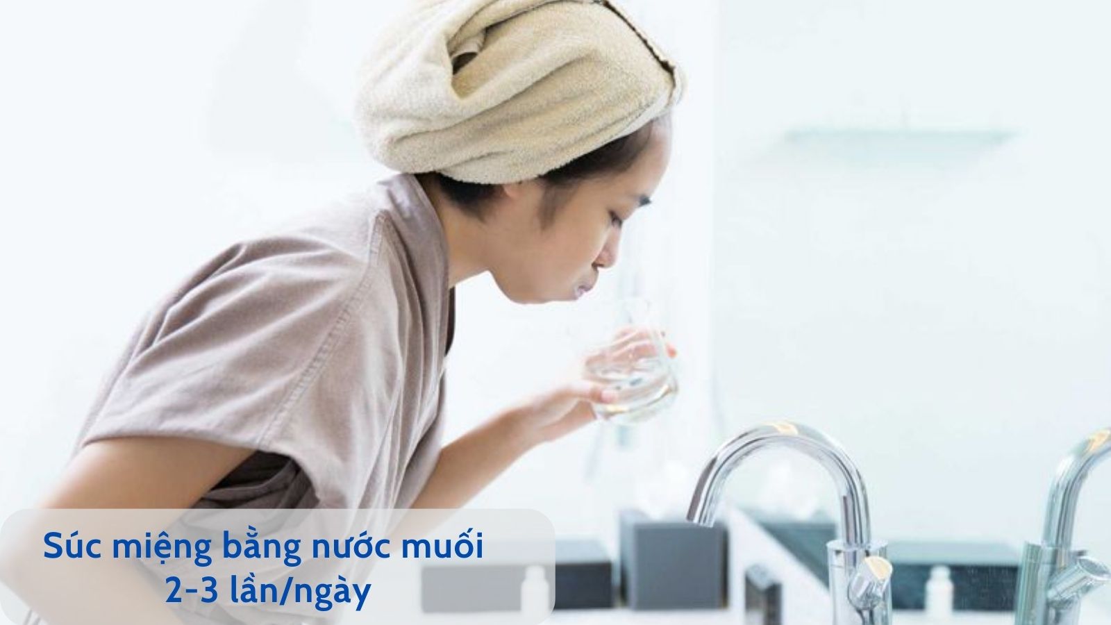 Súc miệng bằng nước muối giúp giảm viêm họng hiệu quả