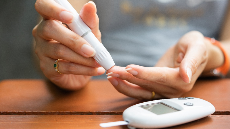 Nên chọn máy đo tiểu đường gây ít đau khi lấy máu