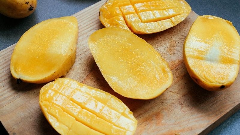 Xoài chín là một trong những loại trái cây người tiểu đường không nên ăn bởi nó làm tăng đường huyết đột ngột.