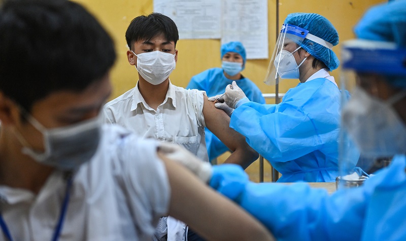 Học sinh cấp ba tiêm vaccine covid19