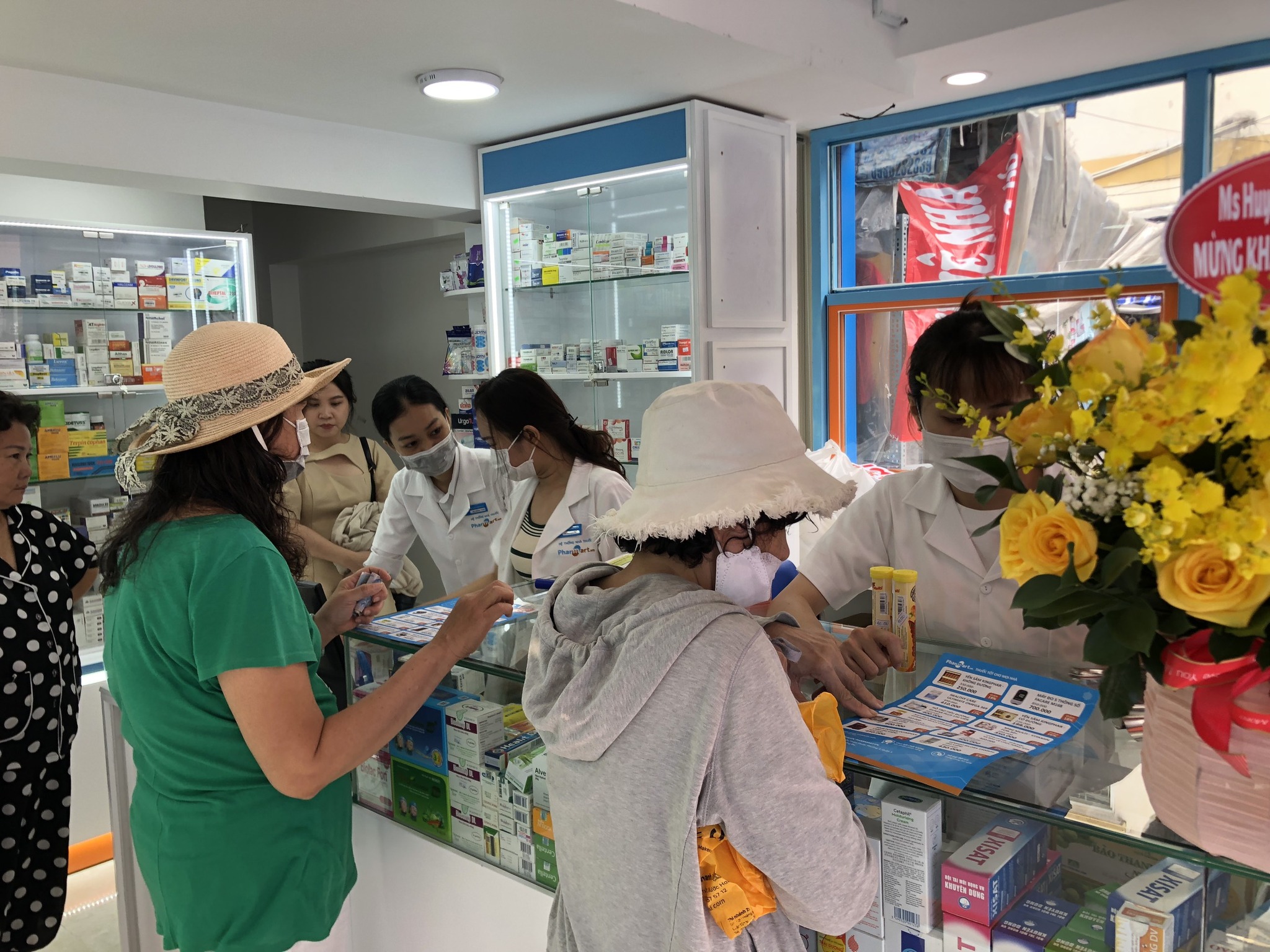Rất nhiều khách hàng đã ghé thăm và ủng hộ nhà thuốc ngay trong ngày đầu khai trương