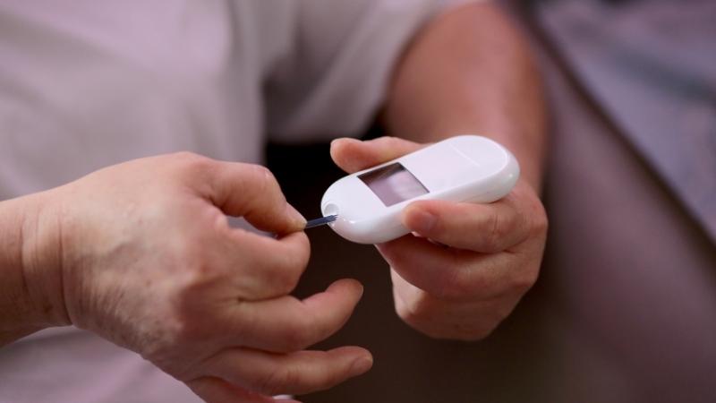Thường xuyên theo dõi chỉ số đường huyết để kiểm soát tiền tiểu đường