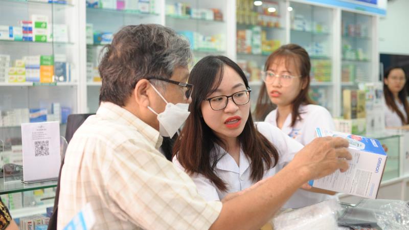 Các bác sĩ tại Pharmart.vn rất tận tình tư vấn cho khách hàng ghé thăm nhà thuốc
