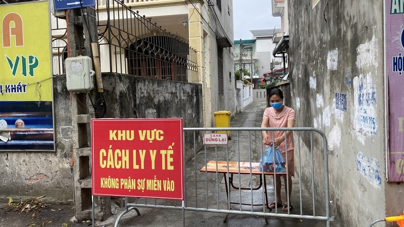 Người dân thực hiện giãn cách xã hội