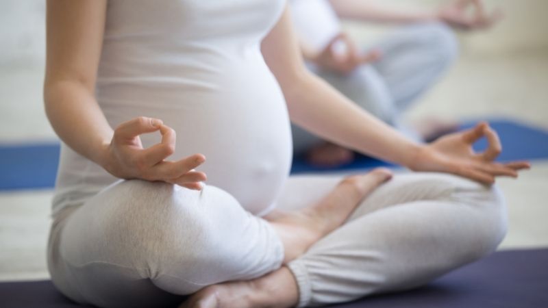 Yoga là bộ môn được khuyến khích cho mẹ bầu mắc tiểu đường thai kỳ.