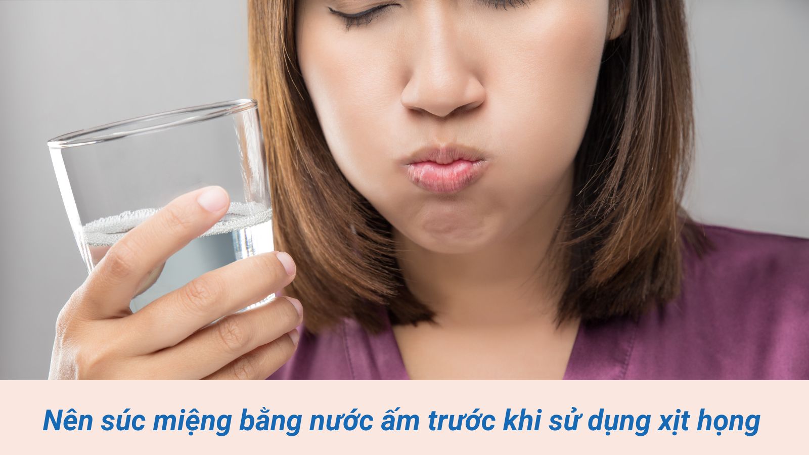 Nên súc miệng bằng nước ấm trước khi sử dụng xịt họng