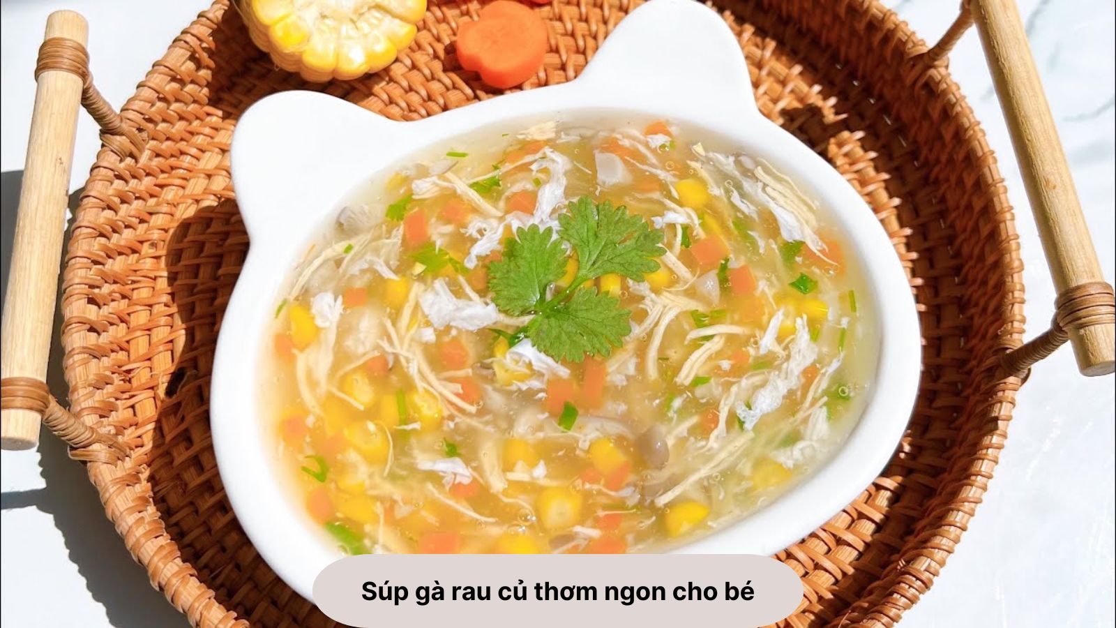 Bé ăn súp gà rau củ mềm, dễ nuốt khi bị đau họng
