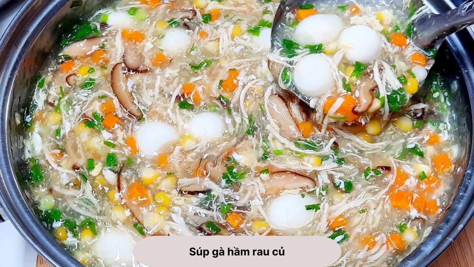 Súp gà hầm rau củ cung cấp dưỡng chất, dễ nuốt