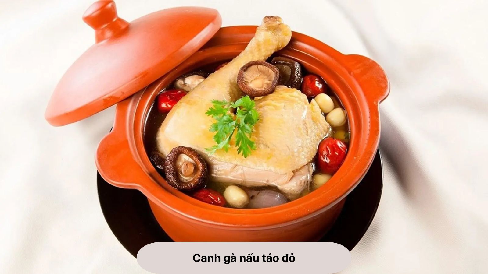 Canh gà nấu táo đỏ giúp thanh nhiệt, nhanh khỏi bệnh