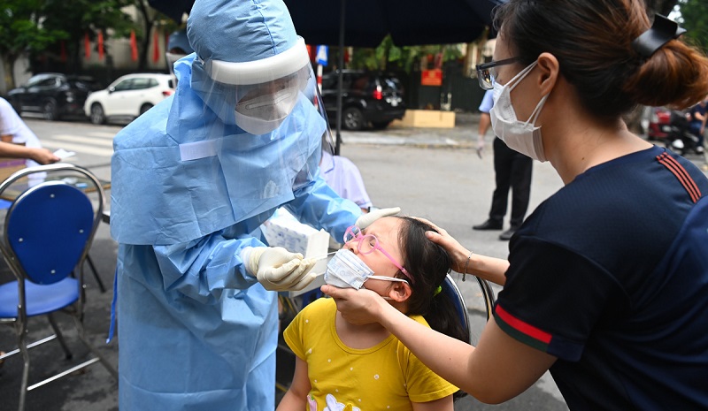 Đưa trẻ đi tiêm vaccine covid19 khi đủ tuổi tiêm chủng