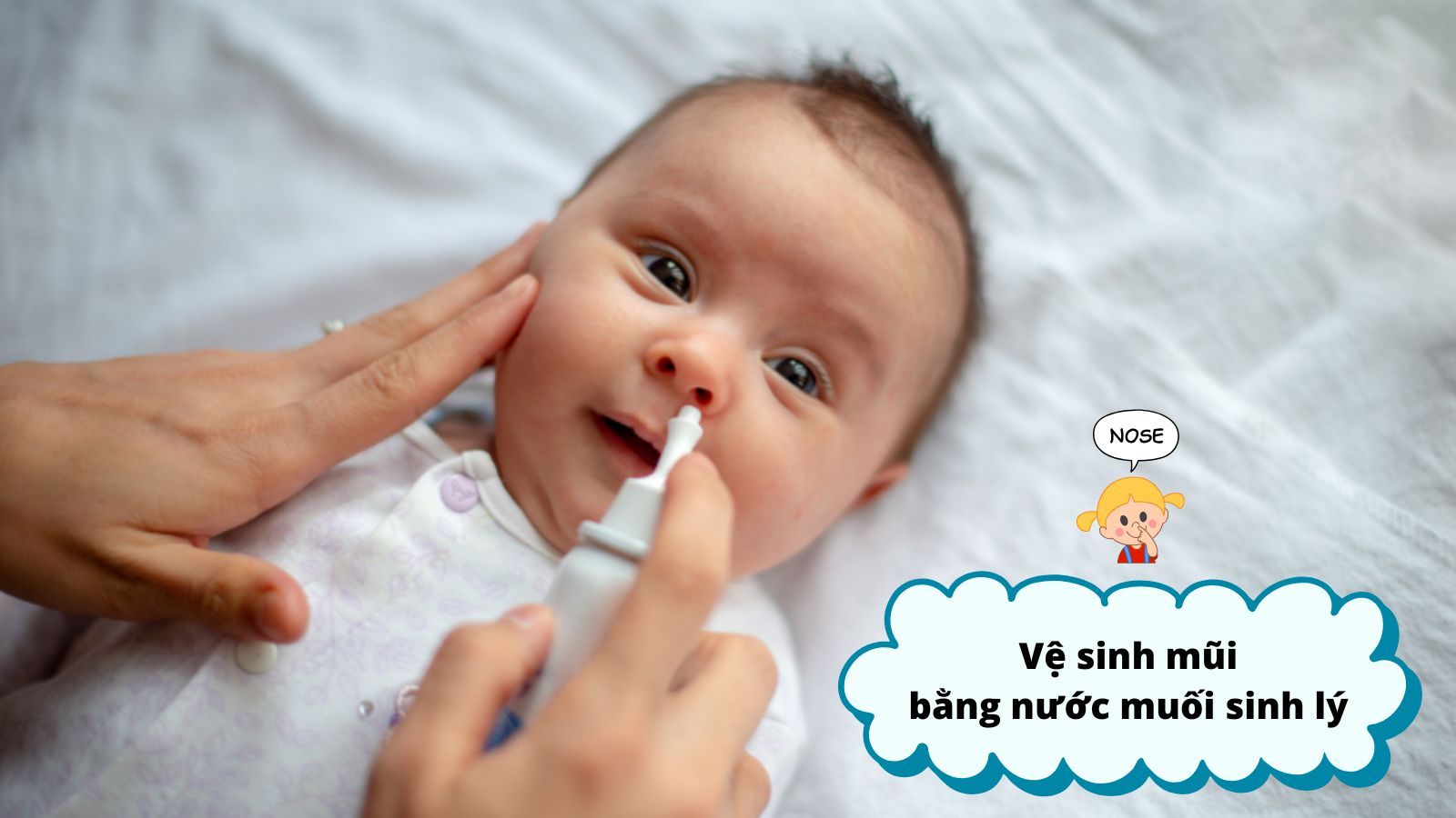 Trị cảm lạnh cho bé sơ sinh bằng dung dịch NaCl 0,9% để loại bỏ dịch nhầy, làm sạch khoang mũi