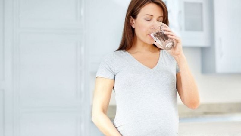 Khát nước thường xuyên là dấu hiệu thường gặp ở phụ nữ mắc tiểu đường thai kỳ.