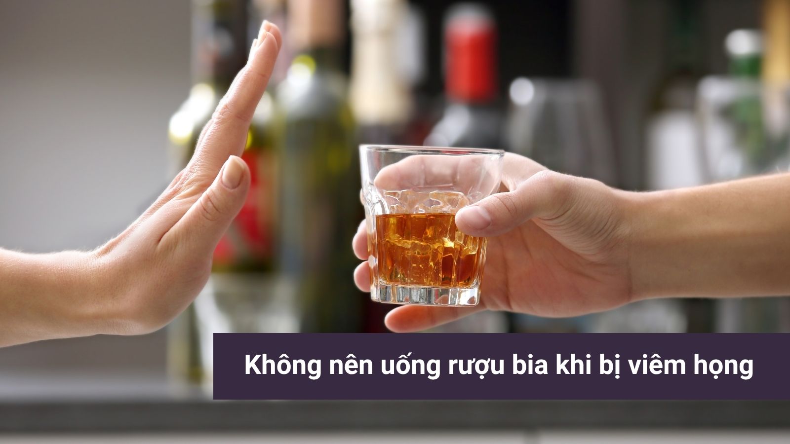 Uống rượu làm khô rát họng, khiến bệnh viêm họng hạt khó hồi phục