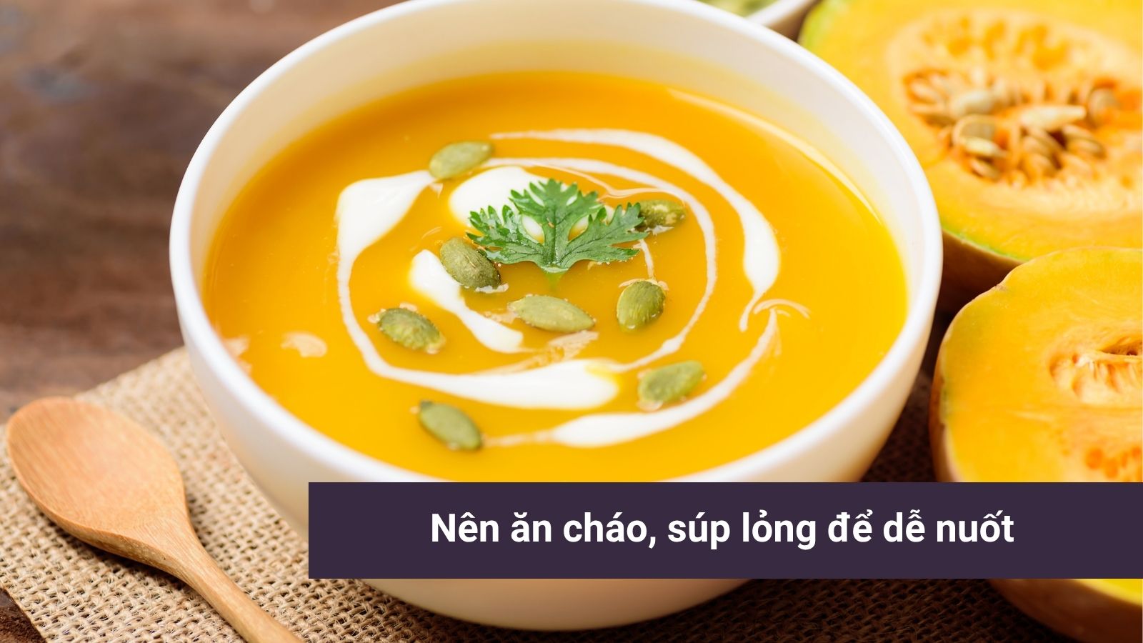 Cháo, súp mềm và dễ nuốt giúp giảm khó chịu cổ họng