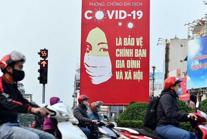 Người dân thực hiện đeo khẩu trang, sát khuẩn, khai báo y tế nơi công cộng