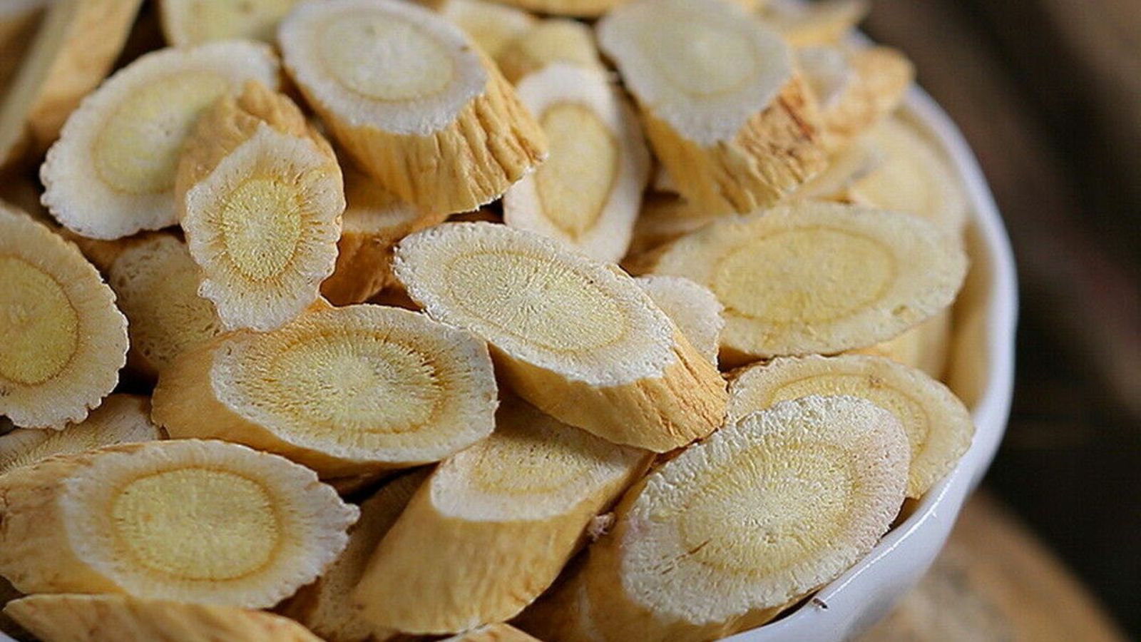 Rễ Hoàng Kỳ được sử dụng trong nhiều bài thuốc cổ truyền.