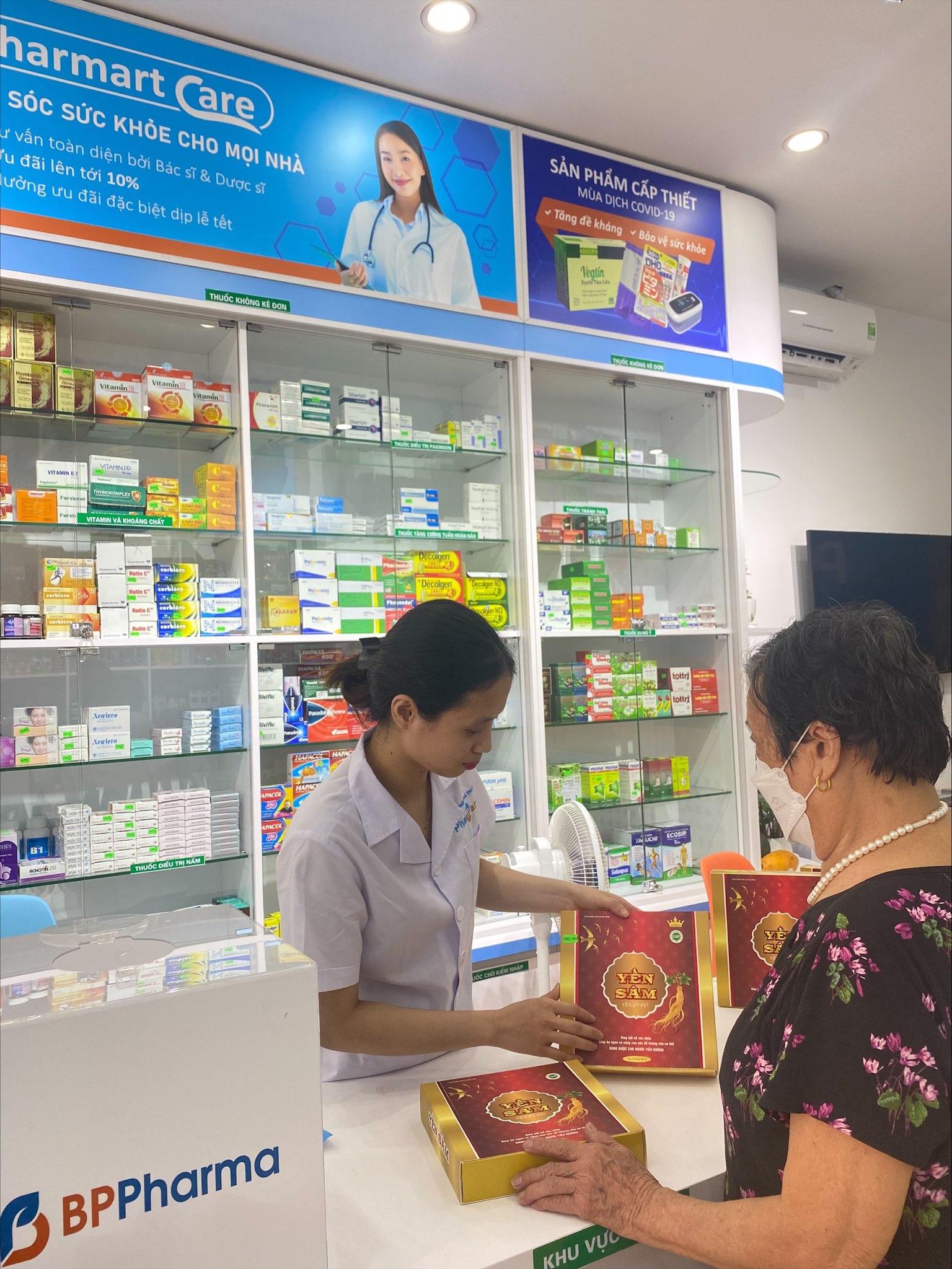 Khách hàng cao tuổi rất ưa chuộng Yến Sâm Kingphar